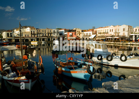 Angelboote/Fischerboote vertäut im venezianischen Hafen von Rethymnon, Kreta, Griechenland. Stockfoto