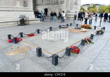 Grab des "Unbekannten Soldaten", ewige Flamme am Grab des "unbekannten Soldaten" auf der "Arc de Triumph" in Paris, Frankreich Stockfoto