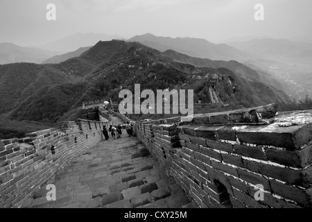 Schwarz / weiß Bild, Mutianyu Abschnitt der Great Wall of China, Mutianyu Tal, Provence, Peking, Asien. Stockfoto