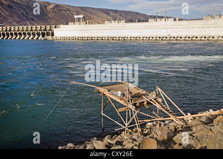 Ein indischer wartet auf einer Plattform aus die Ureinwohner Fisch Lachs auf dem Columbia River unter John Day-Staudamm. Stockfoto