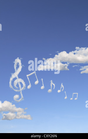 Blauer Himmel, Wolken, geformt wie Noten und Notenschlüssel, Abbildung Stockfoto