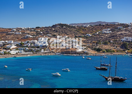 Yachten vor der Abfahrt in Ornos Bay in Mykonos, Griechenland Stockfoto