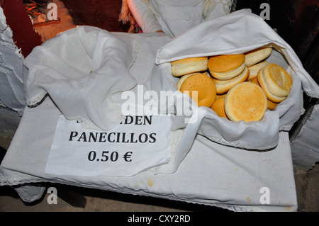 spanische frisches warmes Brot Brötchen in einer Schüssel weiß, Altbau, alte Mode Weihnachtsszenen, der lebenden Krippe Stockfoto