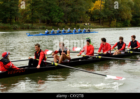 Zwei College-Teams im Rennen der Regatta am Genesee River USA. Stockfoto