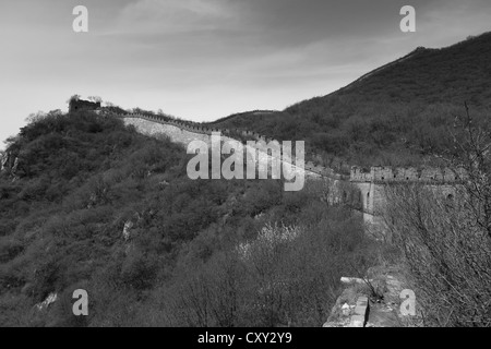 Schwarz / weiß Bild, Mutianyu Abschnitt der Great Wall of China, Mutianyu Tal, Provence, Peking, Asien. Stockfoto