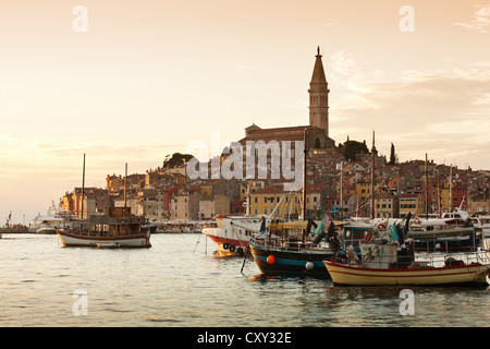 den Sonnenuntergang in der Altstadt Rovinj mit Booten - Kroatien Stockfoto