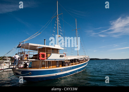 das Ausflugsschiff in Stadt Porec - Kroatien Stockfoto