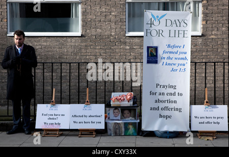 Christliche Kampagne Anti-Abtreibungs-Gebetsvigil außerhalb Geburtenkontrolle Klinik in London Stockfoto