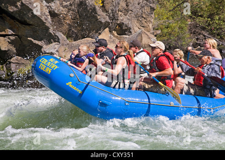 Wildwasser Sparren schießen die Stromschnellen des Flusses Deschutes in einem Paddelboot, in der Nähe von Bend, Oregon, im Sommer, Stockfoto