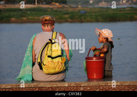 Kind, Verkauf von Kaltgetränken an Touristen, Ufer des Mekong Fluss, Phnom Penh, Kambodscha, Asien Stockfoto