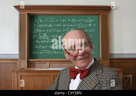 Professor, Lehrer, Tafel, mathematische Formeln, Gleichungen, mathematischen Unterricht, Mathematik, Hörsaal Stockfoto