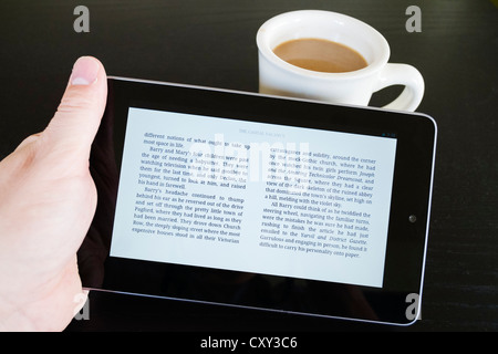 Mann liest The Casual Vacancy von JK Rowling e-Book auf Google Nexus 7 Tablet-PC mit android-Betriebssystem