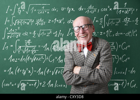 Professor, Lehrer, Tafel, mathematische Formeln, Gleichungen, mathematischen Unterricht, Mathematik Stockfoto
