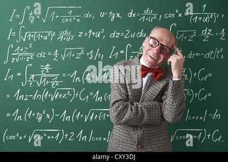 Professor, Lehrer, Tafel, mathematische Formeln, Gleichungen, mathematischen Unterricht, Mathematik Stockfoto