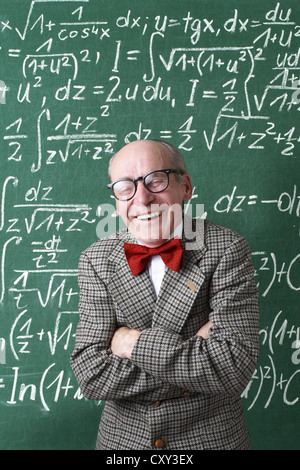 Professor, Lehrer, Tafel, mathematische Formeln, Gleichungen, mathematischen Unterricht, Mathematik Stockfoto
