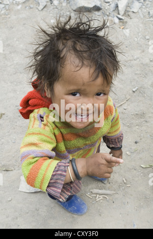Ein junges Kind posiert für die Kamera im Schlamm Dorf, Spiti, Nordindien Stockfoto