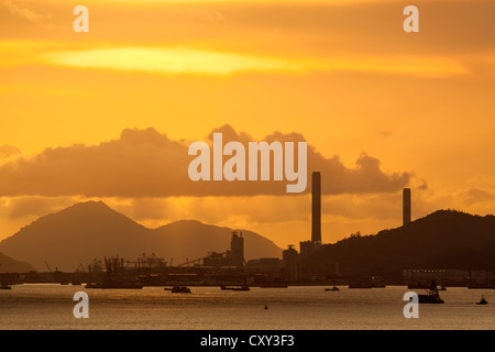 Kraftwerk mit ein intensives Rot und bewölkten Abendhimmel Stockfoto