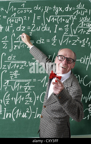 Professor, Lehrer, Tafel, mathematische Formeln, Gleichungen, mathematischen Unterricht, Mathematik Stockfoto
