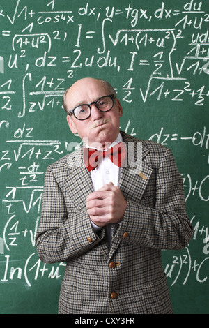 Professor, Lehrer, Tafel, mathematische Formeln, Gleichungen, mathematischen Unterricht, Mathematik Stockfoto