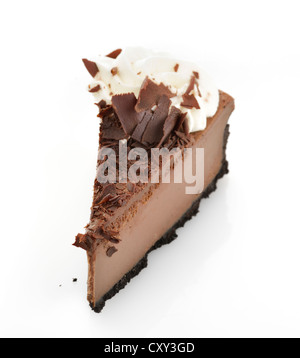 Schokoladen-Käsekuchen Stück auf weißem Hintergrund Stockfoto