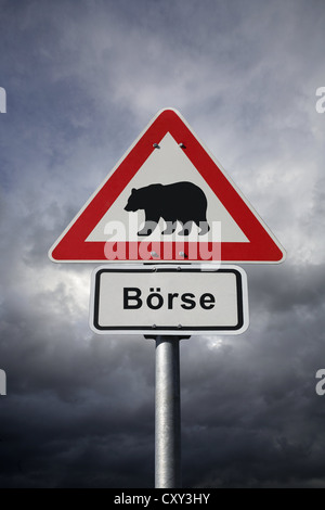 Straßenschild, Piktogramm eines Bären gekennzeichnet Lager vor Gewitterwolken, symbolisches Bild für fallende Aktienkurse Stockfoto