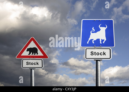 Straßenschilder, Piktogramme von einem Bären und einem Stier gekennzeichnet Lager, vor einem wolkigen Himmel, symbolisches Bild für wechselnde Lager Stockfoto