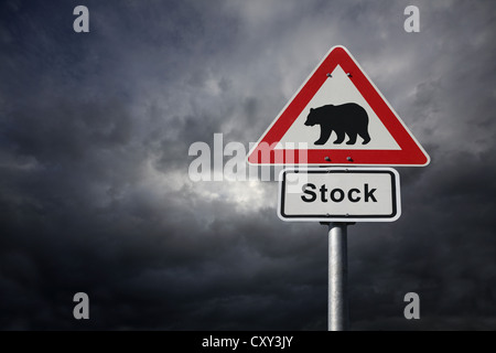 Straßenschild, Piktogramm eines Bären gekennzeichnet Lager vor Gewitterwolken, symbolisches Bild für fallende Aktienkurse Stockfoto