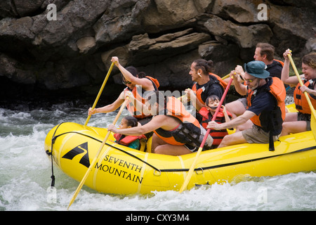 Wildwasser Sparren schießen die Stromschnellen des Flusses Deschutes in einem Paddelboot, in der Nähe von Bend, Oregon, im Sommer, Stockfoto