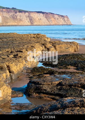 Der Strand von Boggle Loch in North Yorkshire England UK Blick nach Norden in Richtung der Klippen von Robin Hoods Bay Stockfoto