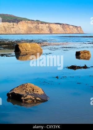 Der Strand von Boggle Loch in North Yorkshire England UK Blick nach Norden in Richtung der Klippen von Robin Hoods Bay Stockfoto