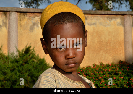 Junge in dem Dorf Idool, in der Nähe von Ngaoundéré, Kamerun, Zentralafrika, Afrika Stockfoto