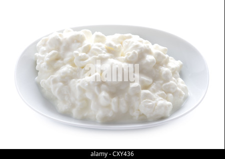 natürliche Hüttenkäse in eine Schüssel, die auf einem weißen Hintergrund isoliert Stockfoto