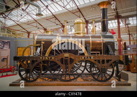 Nachbau eines historischen frühen Breitspur Dampf Lok NORTH STAR im STEAM Museum Swindon UK Stockfoto