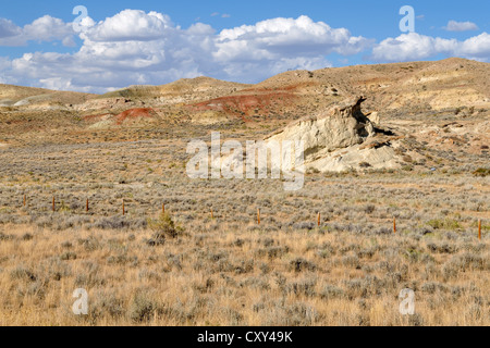 Sandstein Hügel und Wiesen, staatliche Straße 135 in der Nähe von Sand zeichnen, Wyoming, USA Stockfoto