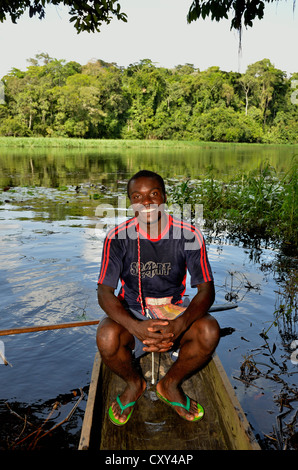 Touristenführer in einem Kanu auf dem Fluss Nyong, in der Nähe von Yaoundé, Kamerun, Zentralafrika, Afrika Stockfoto