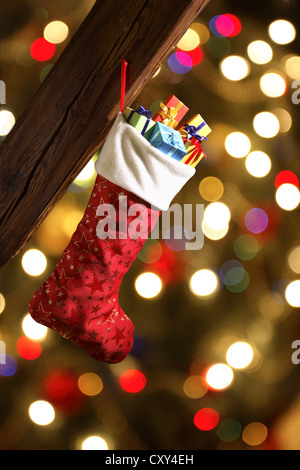 Santa Claus oder Weihnachts-Strumpf voller Weihnachtsgeschenke Stockfoto