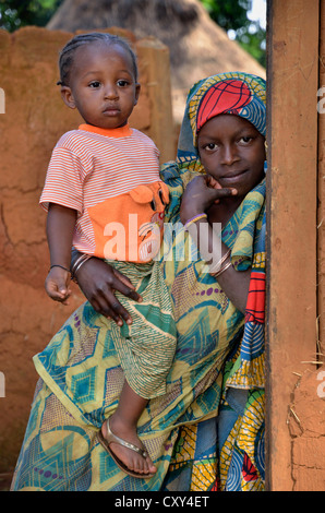 Kinder im Dorf Idool, in der Nähe von Ngaoundéré, Kamerun, Zentralafrika, Afrika Stockfoto