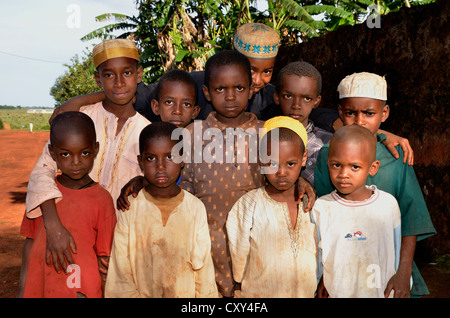 Kinder im Dorf Idool, in der Nähe von Ngaoundéré, Kamerun, Zentralafrika, Afrika Stockfoto