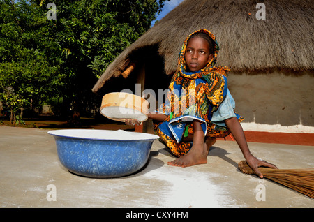 Junges Mädchen in das Dorf Idool Sichten Mehl, in der Nähe von Ngaoundéré, Kamerun, Zentralafrika, Afrika Stockfoto