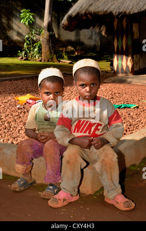 Zwei kleine Jungs in das Dorf Idool, in der Nähe von Ngaoundéré, Cameraoon, Zentral-Afrika, Afrika Stockfoto