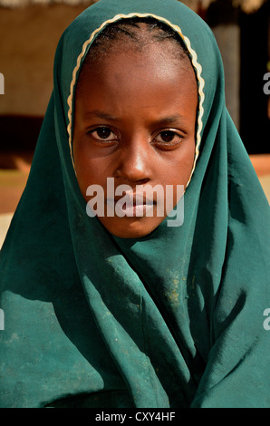 Verschleierte Mädchen im Dorf Idool, in der Nähe von Ngaoundéré, Kamerun, Zentralafrika, Afrika Stockfoto