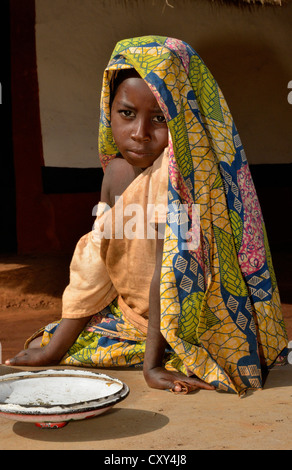 Junges Mädchen im Dorf Idool, in der Nähe von Ngaoundéré, Kamerun, Zentralafrika, Afrika Stockfoto