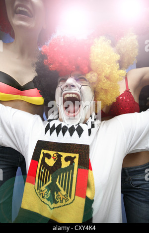 Fußball-Fan das Tragen einer Perücke in den deutschen Nationalfarben Stockfoto