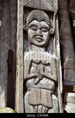 Holz Relief auf der Achum Zentralheiligtum des Palastes von Bafut, eines der traditionellen Königreiche von Kamerun, in der Nähe von Bamenda Stockfoto