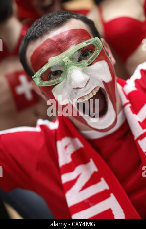 Fußball-Fan mit ihrem Gesicht gemalt in den Schweizer Nationalfarben Stockfoto