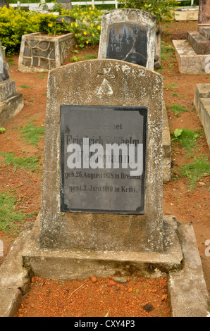 Grabsteine auf dem deutschen Friedhof neben der alten deutschen Kirche der katholischen Pallottiner-Mission von Kribi, Kamerun Stockfoto