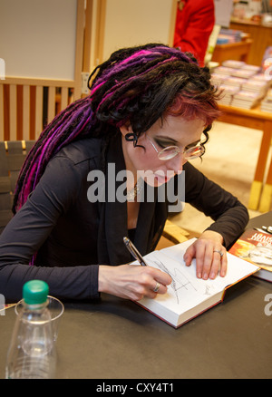 Schriftstellerin Sofi Oksanen signieren ihr Buch "Wenn die Tauben verschwundenen". Stockfoto