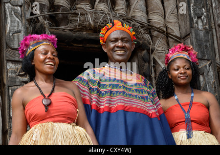 König Fon Abumbi II., Oberhaupt eines der traditionellen Königreiche in Nord West Kamerun vor dem Achum Heiligtum an seinem Sitz Stockfoto