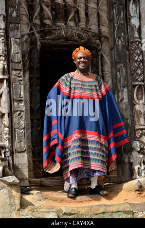 König Fon Abumbi II., Oberhaupt eines der traditionellen Königreiche in Nord West Kamerun vor dem Achum Heiligtum an seinem Sitz Stockfoto