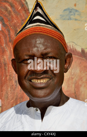 König Fon Abumbi II., Oberhaupt eines der traditionellen Königreiche im Norden West-Kamerun, vor seinem Sitz der macht, Bafut Palace Stockfoto